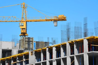 Turna ve bina mavi gökyüzüne karşı yapım aşamasında