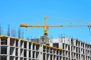 Turna ve bina mavi gökyüzüne karşı yapım aşamasında