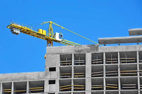 Grue Bâtiment Construction Contre Ciel Bleu — Photo