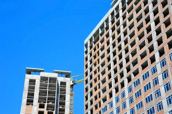 Kran Und Gebäude Bau Vor Blauem Himmel — Stockfoto