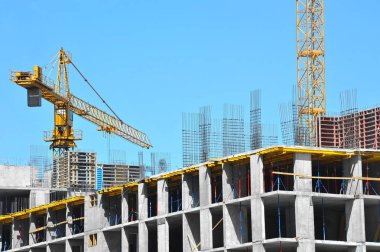 Turna ve bina mavi gökyüzüne karşı yapım aşamasında
