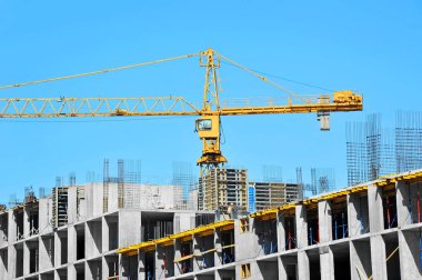 Turna ve bina mavi gökyüzüne karşı yapım aşamasında