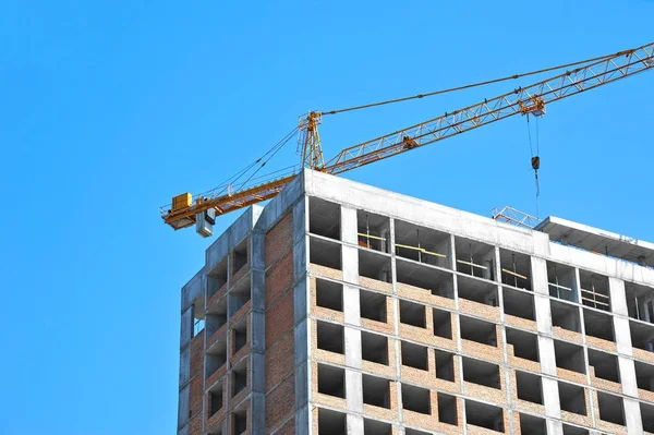 Kran Und Gebäude Bau Vor Blauem Himmel — Stockfoto