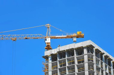Turna ve bina mavi gökyüzüne karşı yapım aşamasında