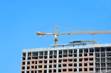 Turna ve bina mavi gökyüzüne karşı yapım aşamasında