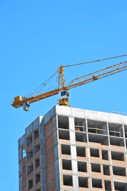 Turna ve bina mavi gökyüzüne karşı yapım aşamasında