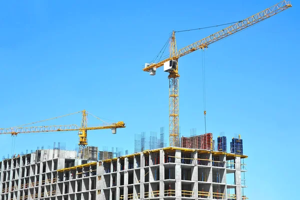 Guindaste Construção Construção Contra Céu Azul — Fotografia de Stock