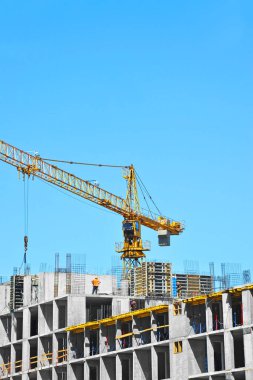 Turna ve bina mavi gökyüzüne karşı yapım aşamasında