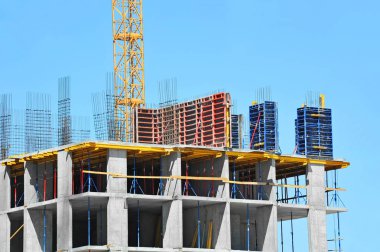 Turna ve bina mavi gökyüzüne karşı yapım aşamasında