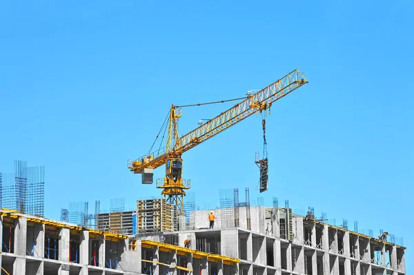 Guindaste Construção Construção Contra Céu Azul — Fotografia de Stock