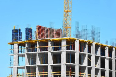 Turna ve bina mavi gökyüzüne karşı yapım aşamasında