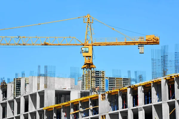 Kran Och Byggnad Konstruktion Mot Blå Himmel — Stockfoto