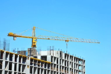 Turna ve bina mavi gökyüzüne karşı yapım aşamasında