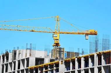 Turna ve bina mavi gökyüzüne karşı yapım aşamasında