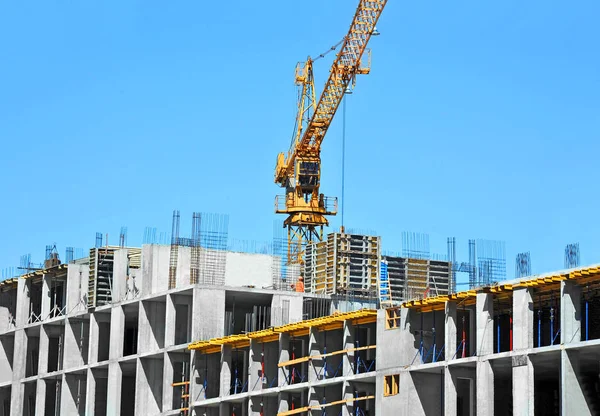 Kran Und Gebäude Bau Vor Blauem Himmel — Stockfoto