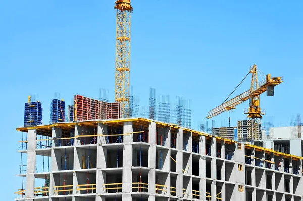 Turna ve bina mavi gökyüzüne karşı yapım aşamasında