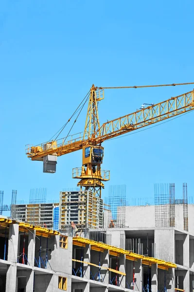 Guindaste Construção Construção Contra Céu Azul — Fotografia de Stock