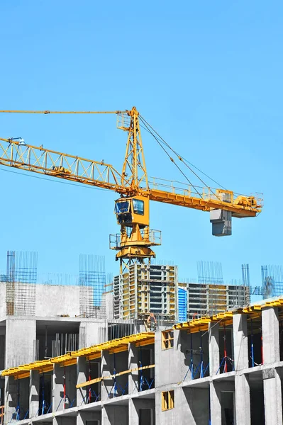 Gru Edificio Costruzione Contro Cielo Blu — Foto Stock