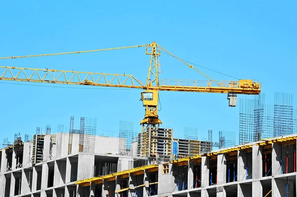 Turna ve bina mavi gökyüzüne karşı yapım aşamasında