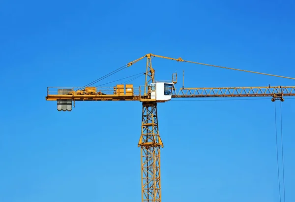 Gru Torre Alta Costruzione Contro Cielo Blu — Foto Stock