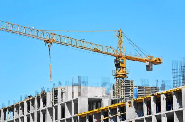 Turna ve bina mavi gökyüzüne karşı yapım aşamasında