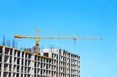 Turna ve bina mavi gökyüzüne karşı yapım aşamasında