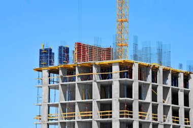 Turna ve bina mavi gökyüzüne karşı yapım aşamasında