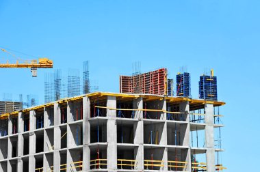 Turna ve bina mavi gökyüzüne karşı yapım aşamasında