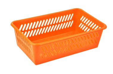 Kırmızı plastik sepet, beyaz arkaplanda izole edilmiş.