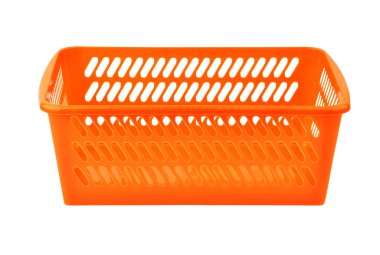 Kırmızı plastik sepet, beyaz arkaplanda izole edilmiş.