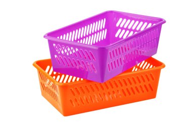 Beyaz arka plan üzerinde izole renk plastik sepet