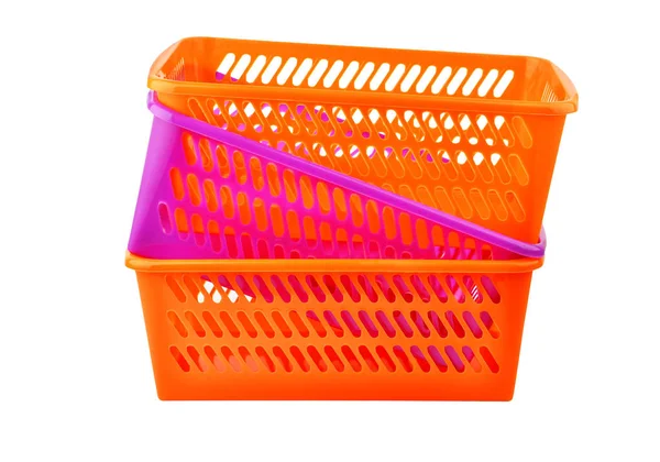 Beyaz arka plan üzerinde izole renk plastik sepet