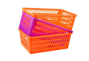 Beyaz arka plan üzerinde izole renk plastik sepet