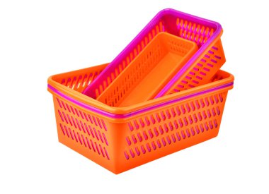 Beyaz arka plan üzerinde izole renk plastik sepet