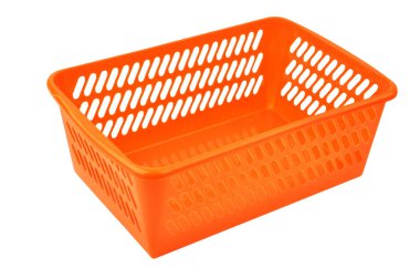 Kırmızı plastik sepet, beyaz arkaplanda izole edilmiş.