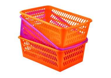 Beyaz arka plan üzerinde izole renk plastik sepet