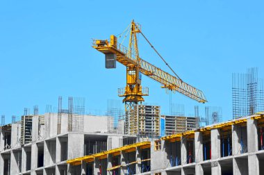 Turna ve bina mavi gökyüzüne karşı yapım aşamasında