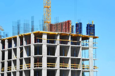 Turna ve bina mavi gökyüzüne karşı yapım aşamasında