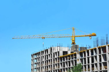 Turna ve bina mavi gökyüzüne karşı yapım aşamasında