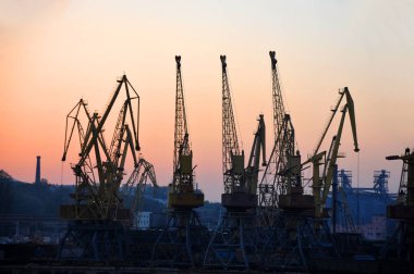 bağlantı noktası kargo vinç günbatımı gökyüzü arka plan üzerinde