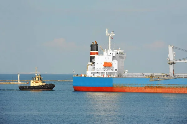 Schlepper Helfen Massengutfrachter Zum Hafen — Stockfoto