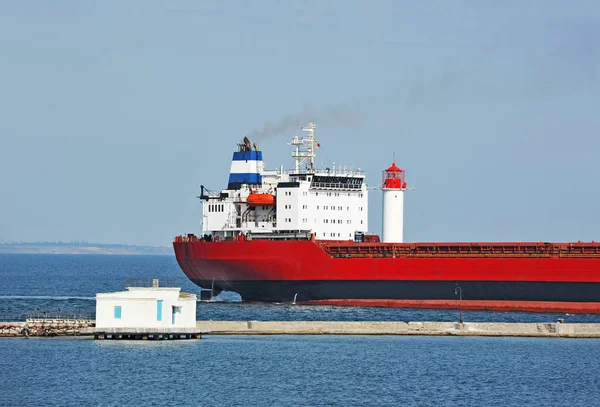 Odessa Ukrayna Lighthouse Yakınındaki Toplu Taşıyıcı — Stok fotoğraf