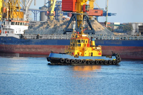 タグボートのバルク貨物船の港の波止場を支援 — ストック写真