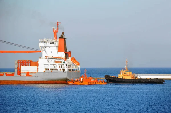 Sleepboot Bijstaan Bulk Vrachtschip Tot Haven Van Kade — Stockfoto