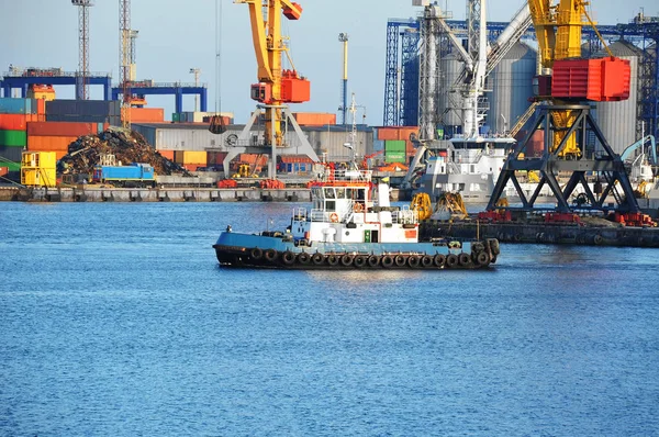 Tugboat Assisting Bulk Cargo Ship Harbor Quayside — Stock Photo, Image