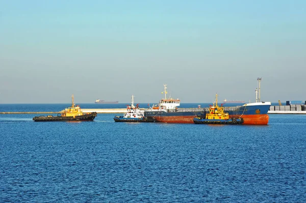 Rebocador Que Assiste Navio Carga Granel Cais Porto — Fotografia de Stock