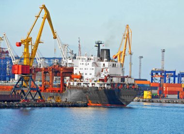 toplu yük gemisi altında liman Vinci Köprüsü, odessa, Ukrayna