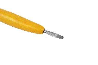 Beyaz arka plan üzerinde izole eski paslı crewdriver