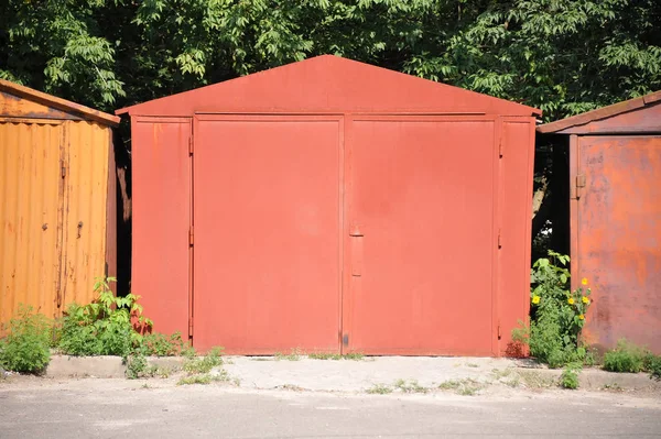 Oude Roestige Metalen Dubbele Poort Garage — Stockfoto