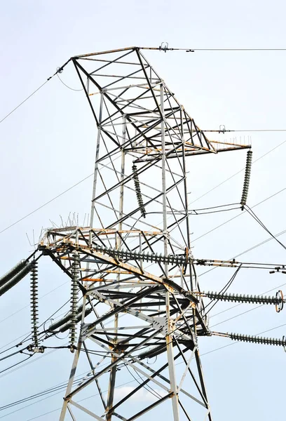 Stromleitungen Mast Auf Blauem Himmel Hintergrund — Stockfoto